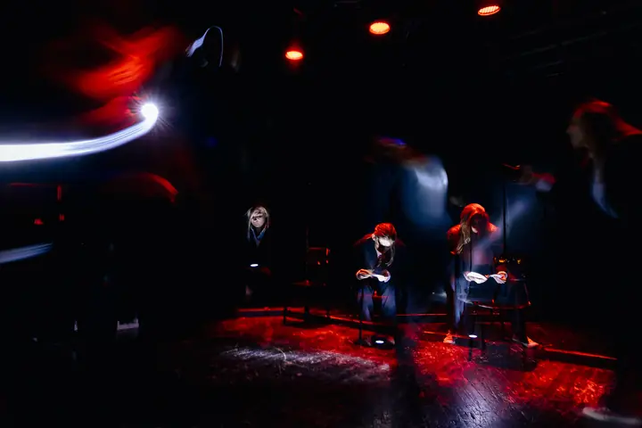 Samica, scene 2