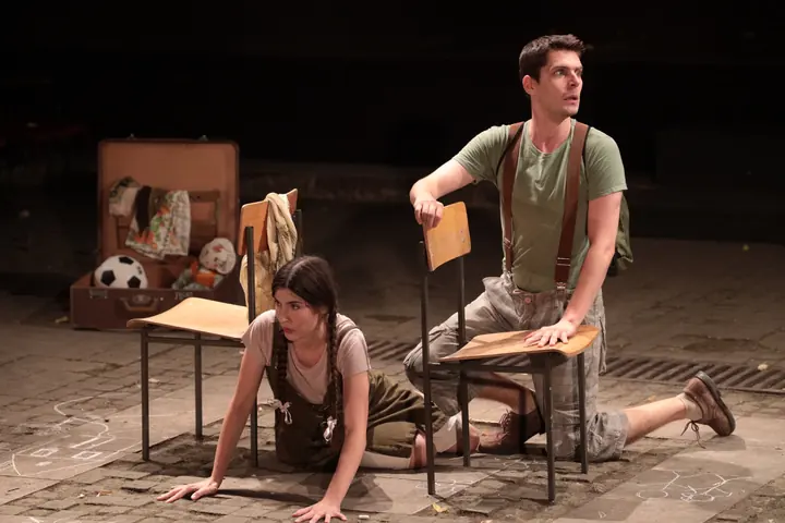 Trg ratnika, scena 1